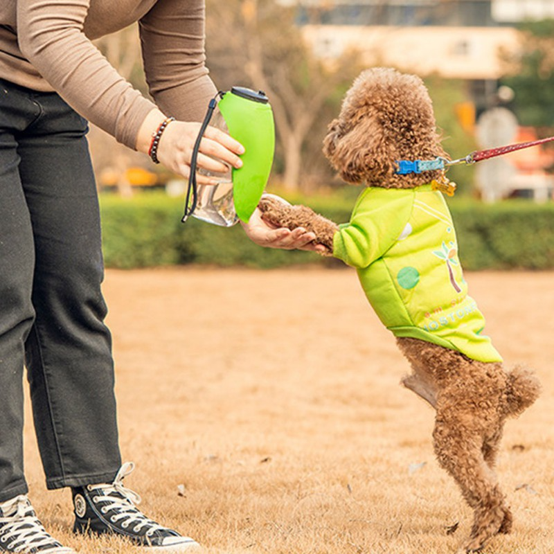 Quench Your Pet's Thirst Anywhere with the Portable Pet Water Bottle - Convenient Dispenser and Drinking Bowl Combo for Dogs and Cats!